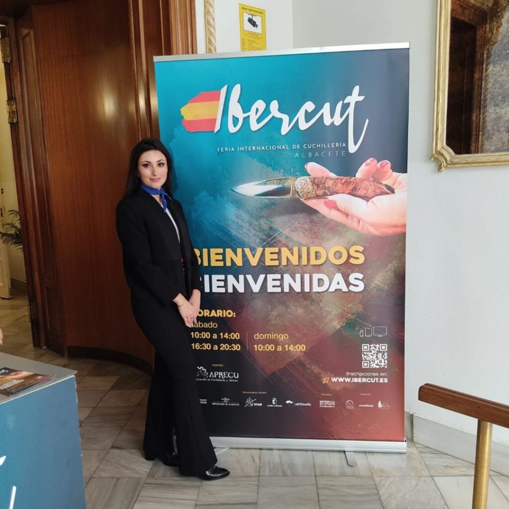 Azafata de MasImagen en la Feria Internacional de Cuchillería IBERCUT en Albacete.