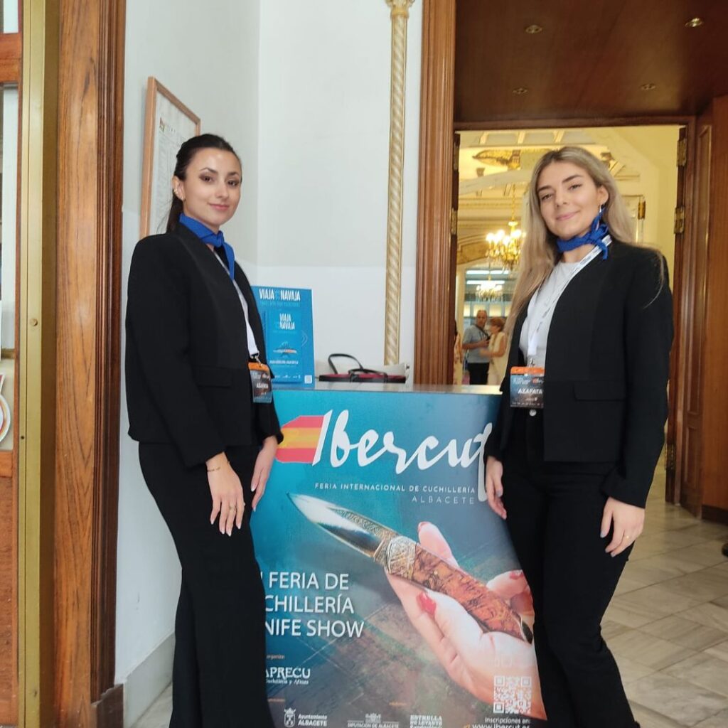 Azafatas de eventos gestionando el acceso a la Feria de Cuchillería Ibercut.