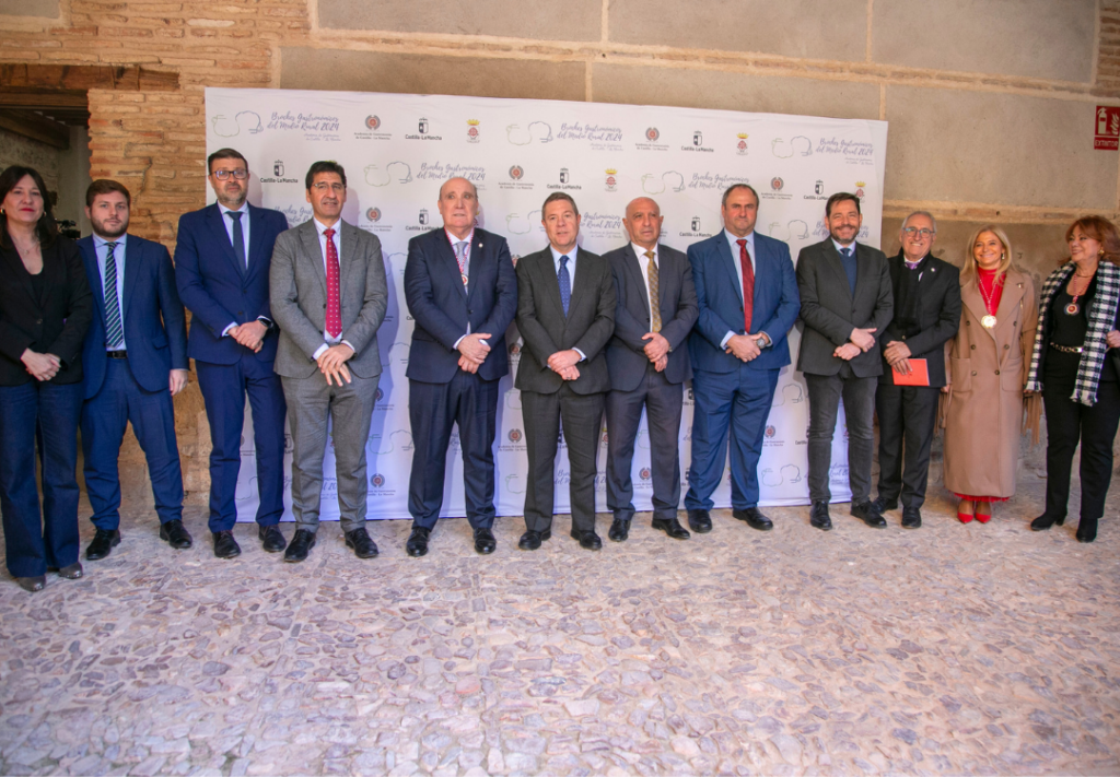 Autoridades y premiados en el photocall de los Broches Gastronómicos del Medio Rural 2024.
