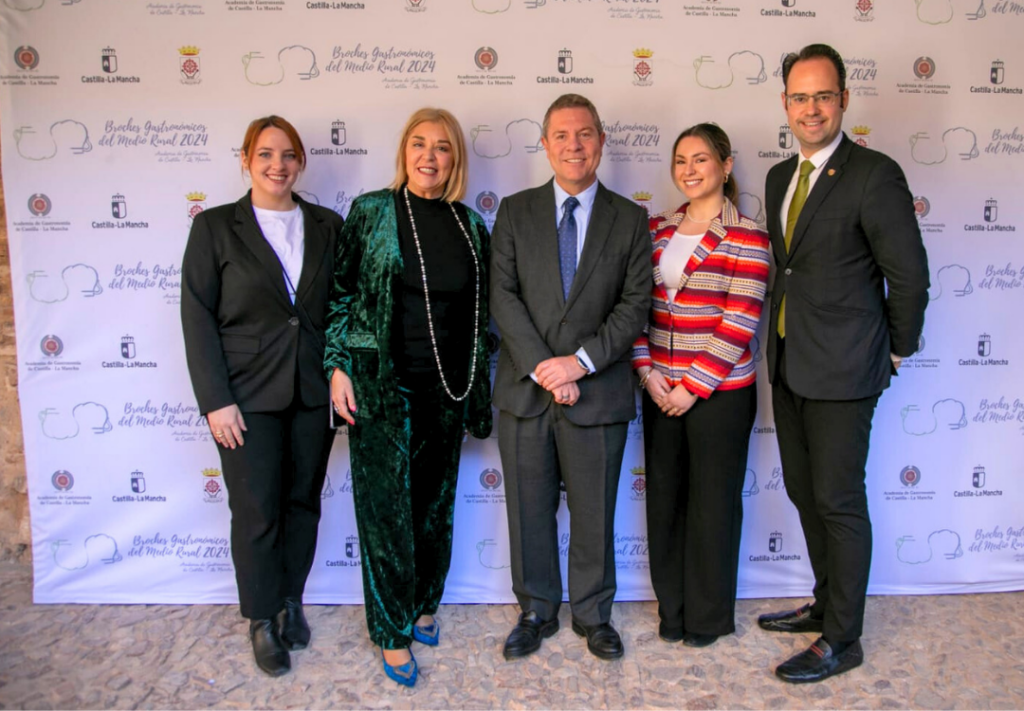 Personal del evento en el photocall de los Broches Gastronómicos del Medio Rural 2024.