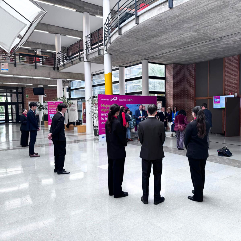 Personal de protocolo y azafatos en la entrada del evento Mujeres y Digitalización.