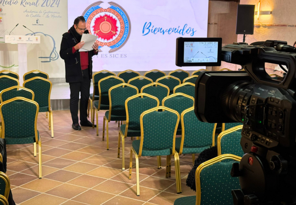 Set de grabación con cámaras profesionales y monitores para un evento.