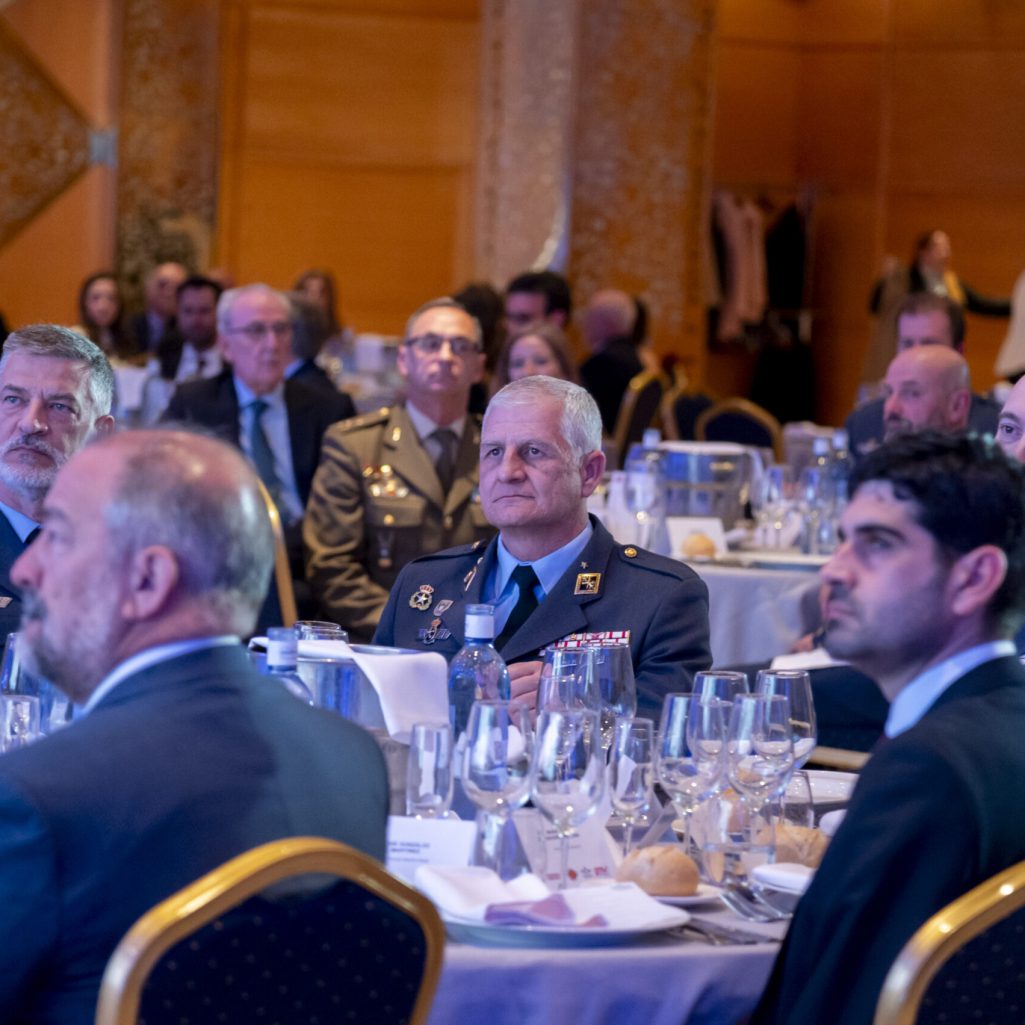 Cena de gala con autoridades militares y civiles.