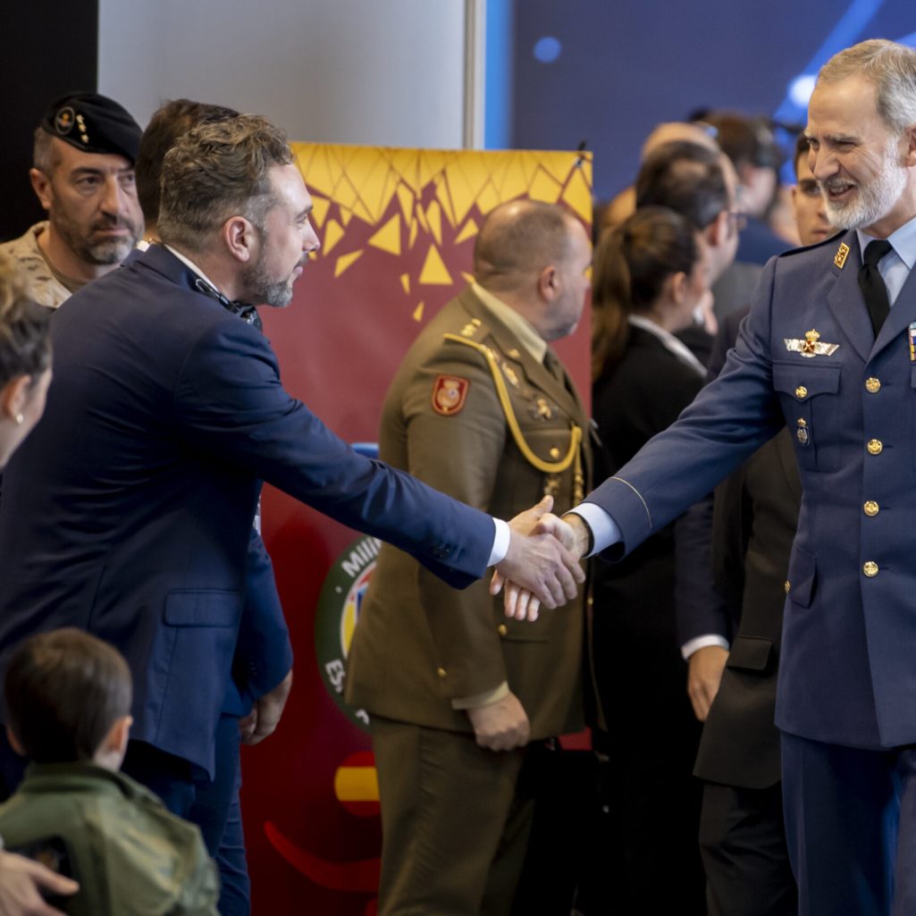 S.M. el Rey Felipe VI saludando a un asistente en un acto oficial.