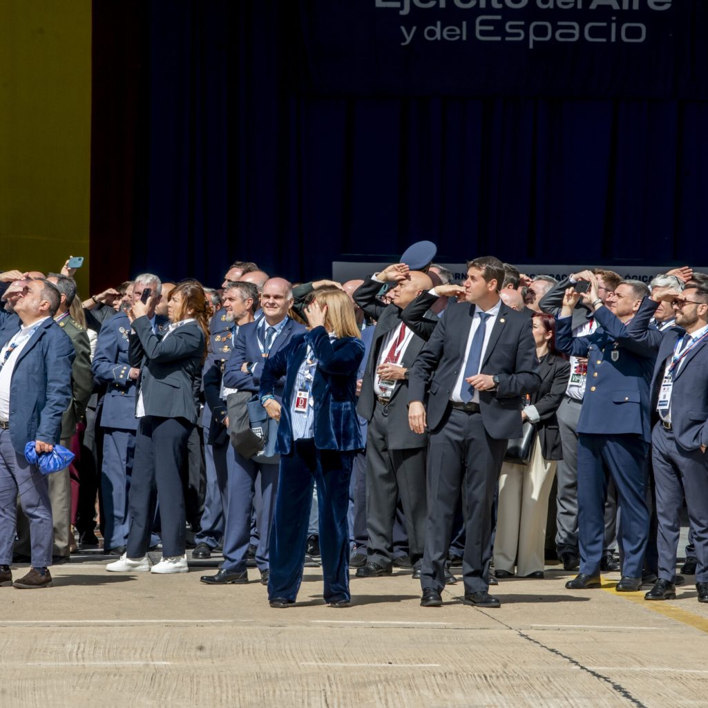 Autoridades siguiendo una exhibición aérea.