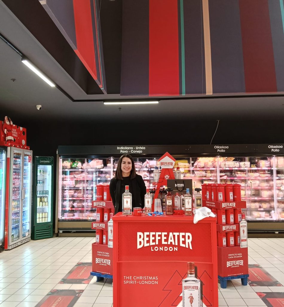 Stand promocional de ginebra Beefeater en un supermercado.