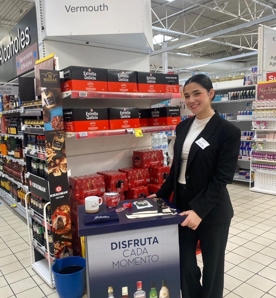 Azafata de eventos en punto de promoción de supermercado.
