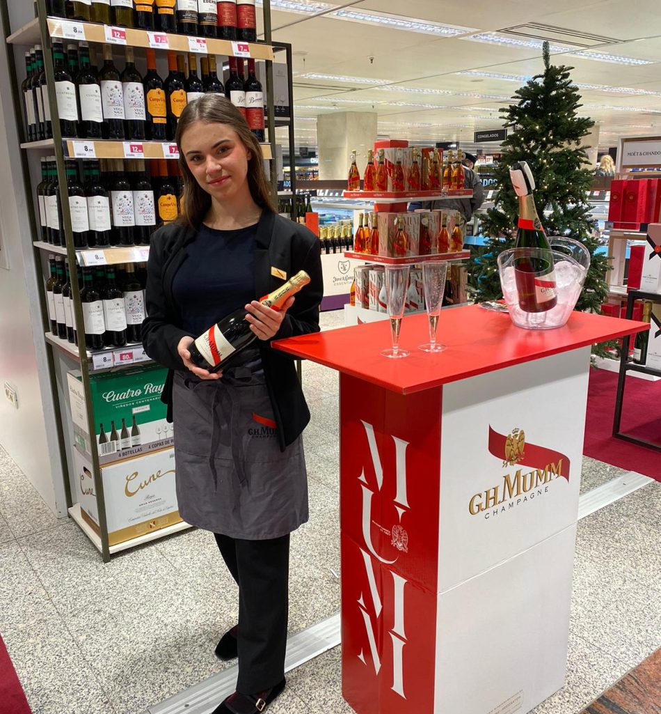 Promoción de G.H. Mumm Champagne con decoración navideña.