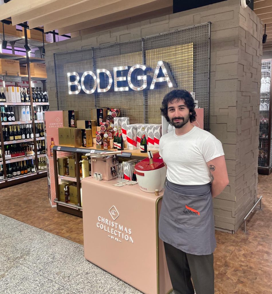 Azafato de ventas en la sección de bodega.