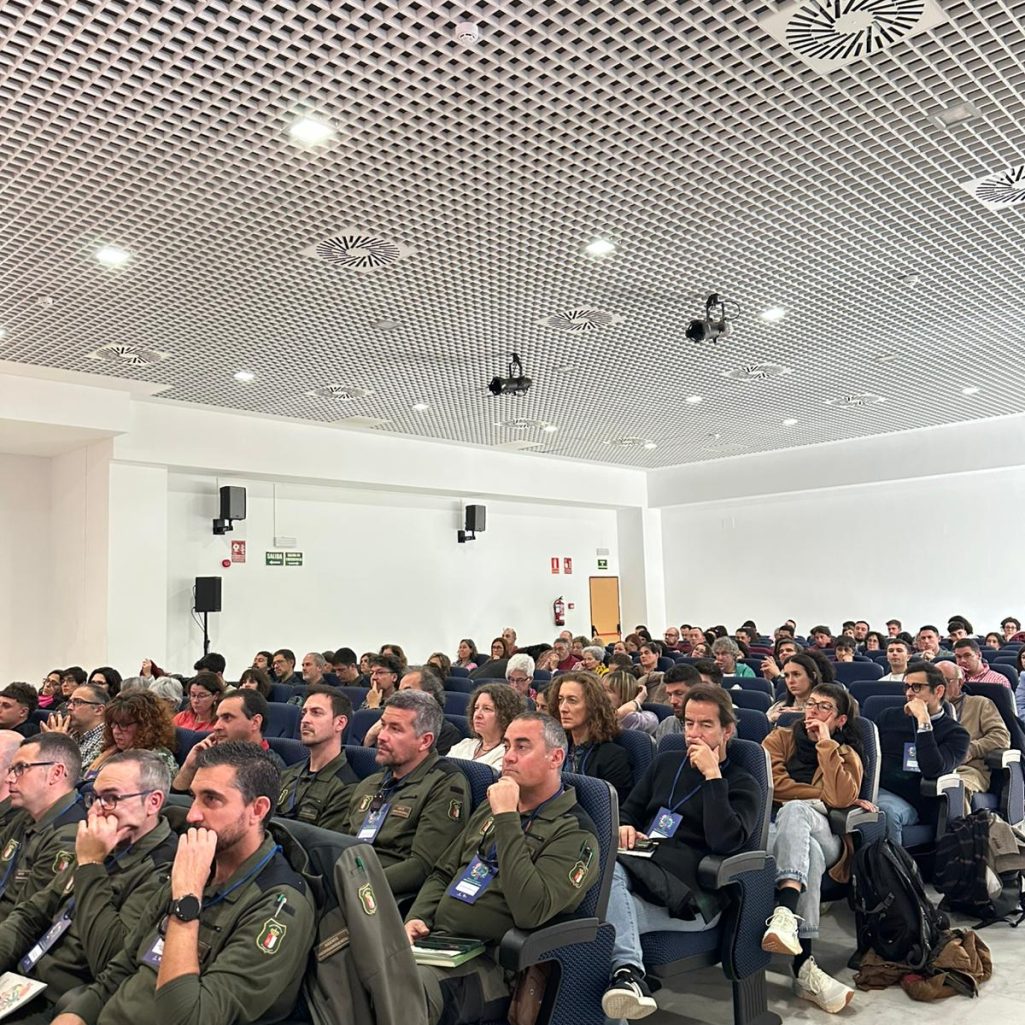 Asistentes uniformados en una jornada técnica institucional.