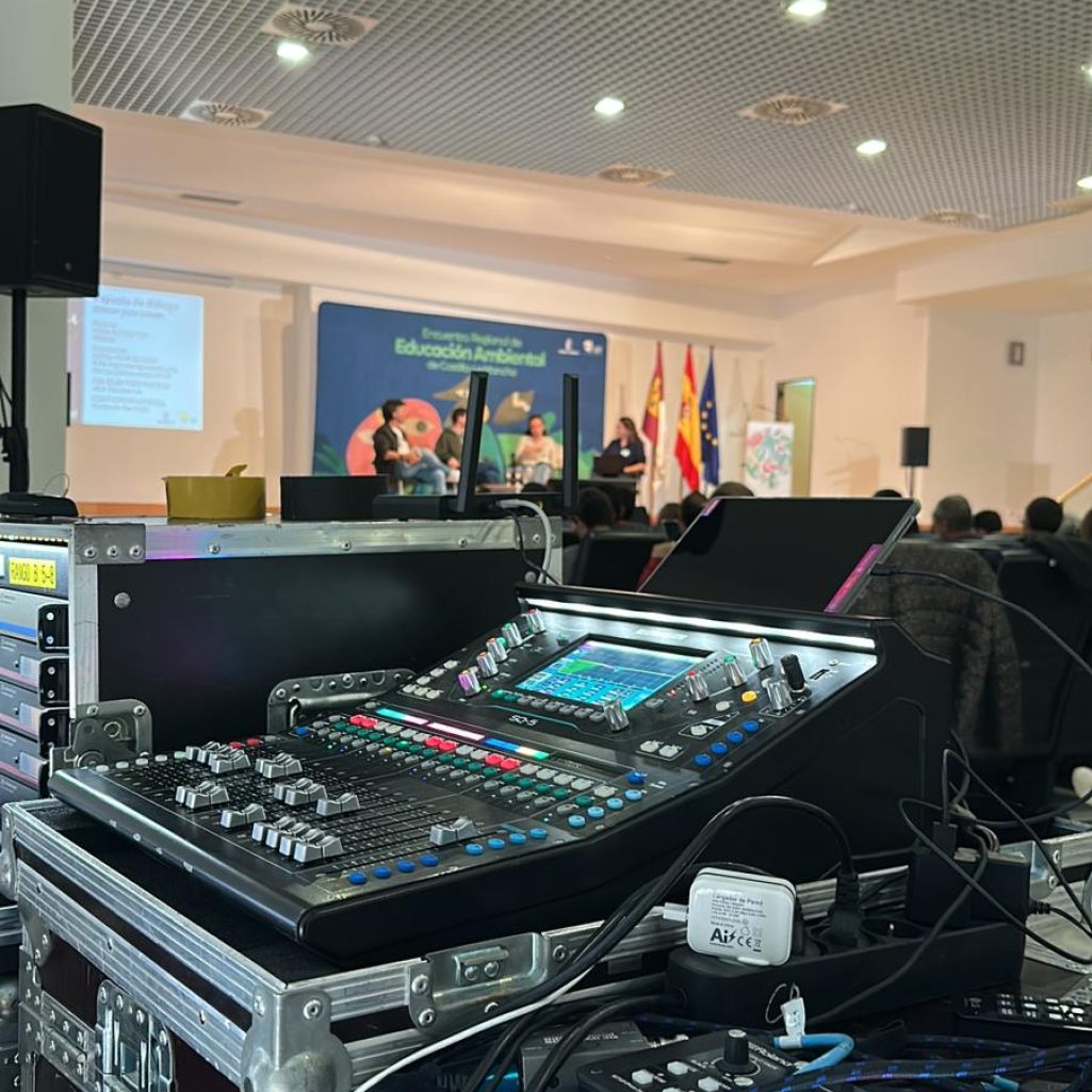Equipo técnico y mesa de mezclas en evento oficial.