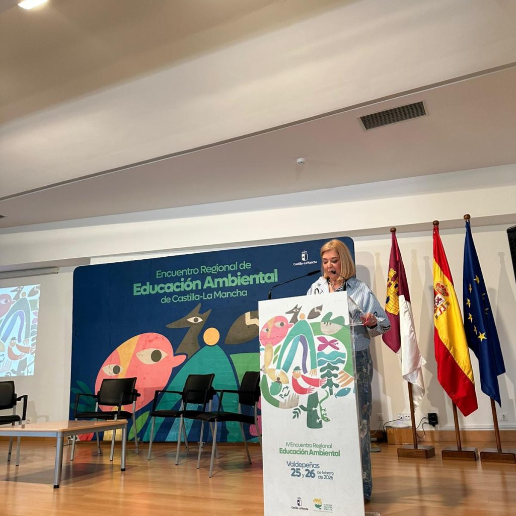 Ponente en el atril oficial de Educación Ambiental.