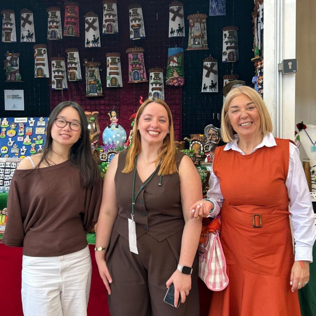 Equipo de MasImagen en la feria de Farcama