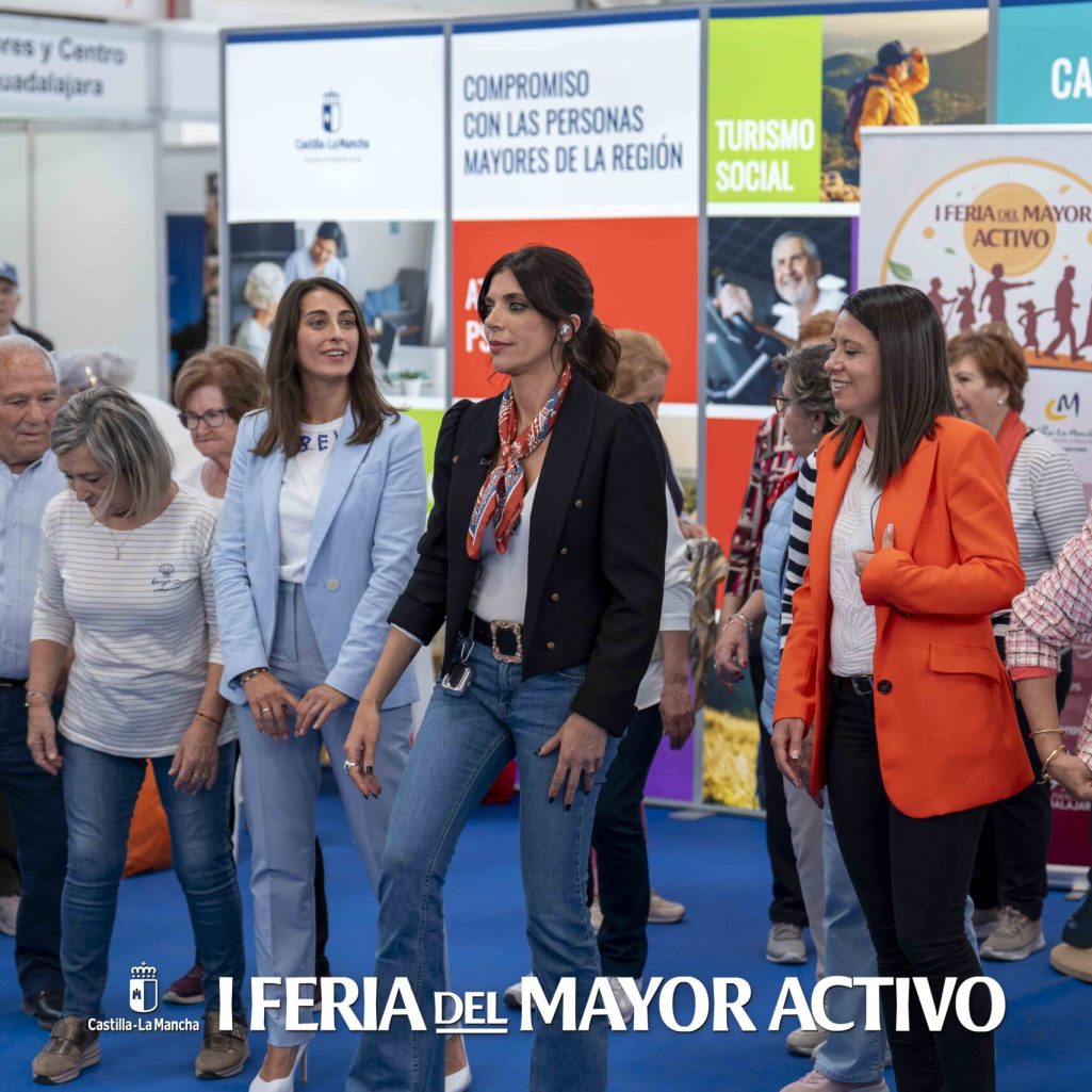 Personas mayores bailando en la Feria del Mayor organizada por Mas Imagen en Albacete.