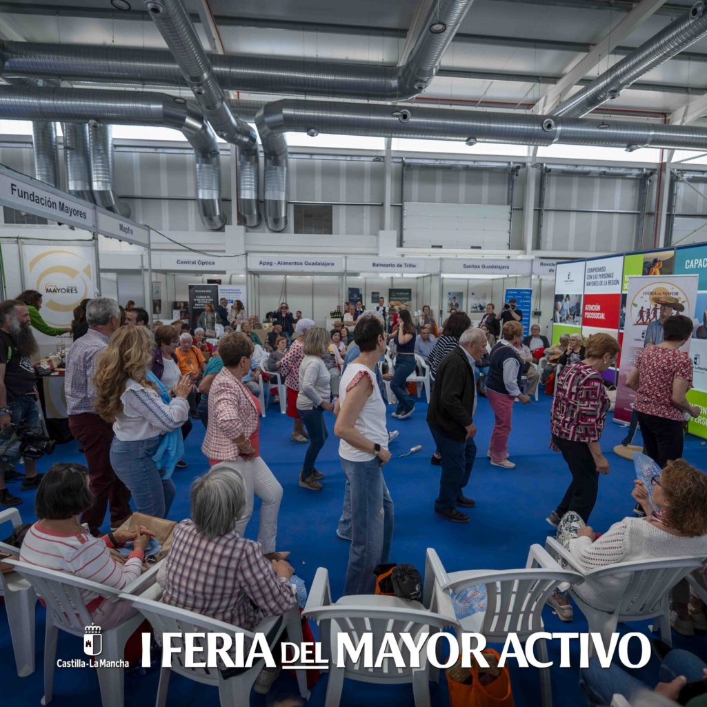 Personas mayores bailando en la Feria del Mayor organizada por Mas Imagen en Albacete.