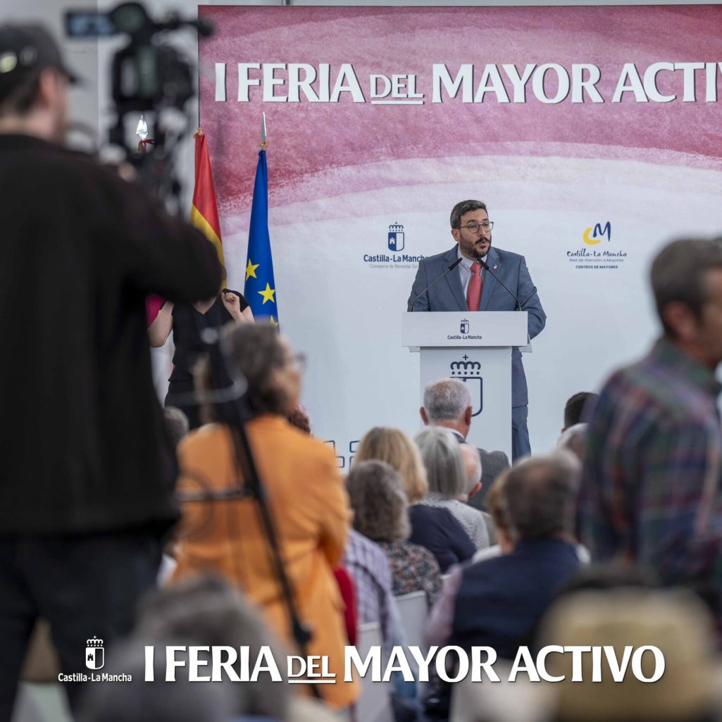 Autoridad inaugurando la I Feria del Mayor Activo.