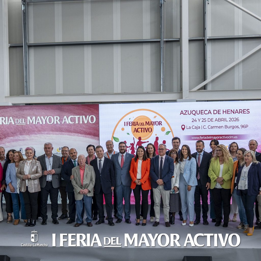 Autoridades y organizadores posando en el photocall de la I Feria del Mayor Activo.