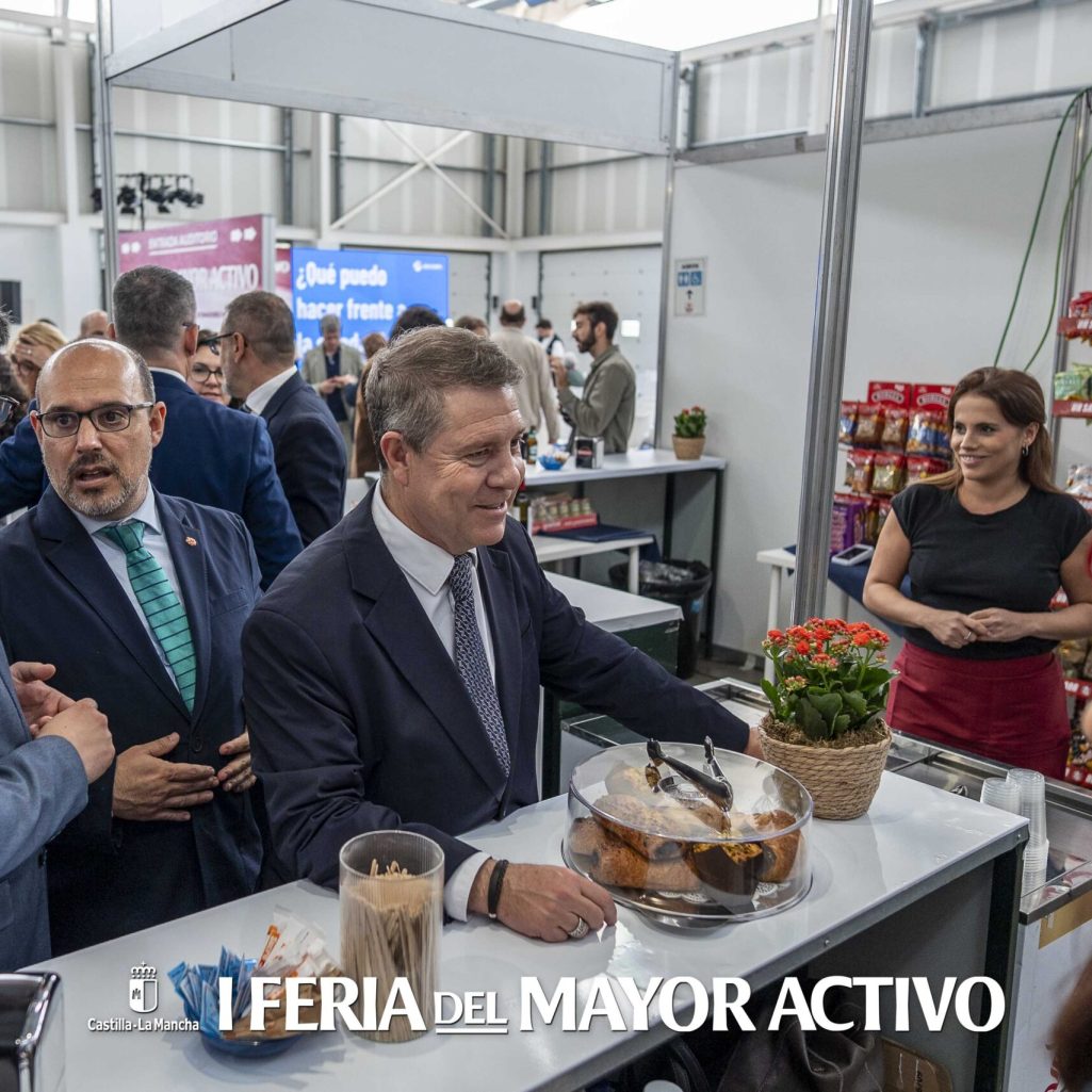 Emiliano García-Page visitando un stand de la Feria del Mayor.