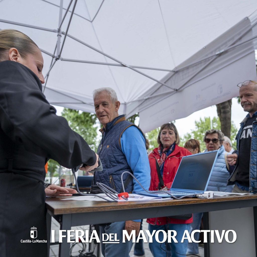 Personal de la feria atendiendo a los visitantes mayores.