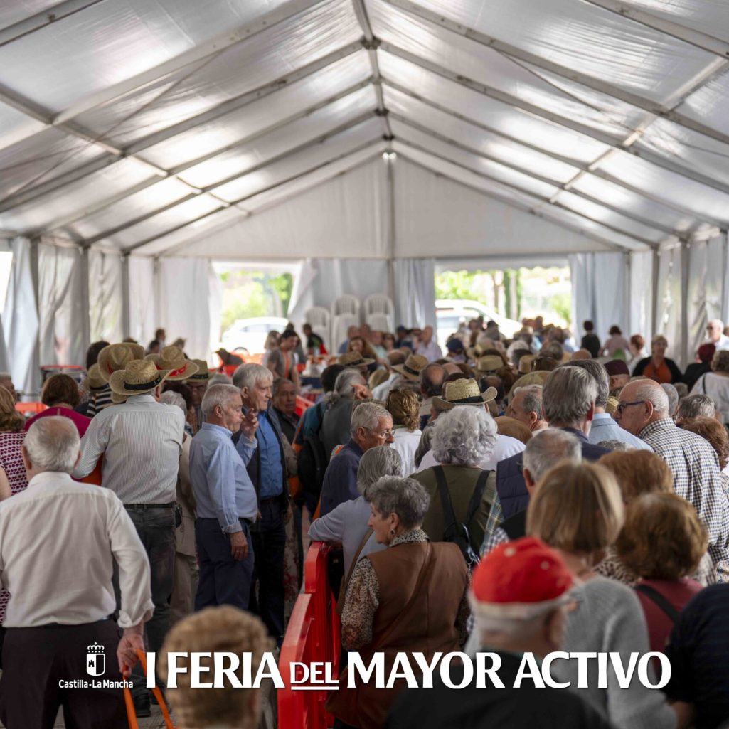 Multitud de asistentes en el interior del recinto ferial.