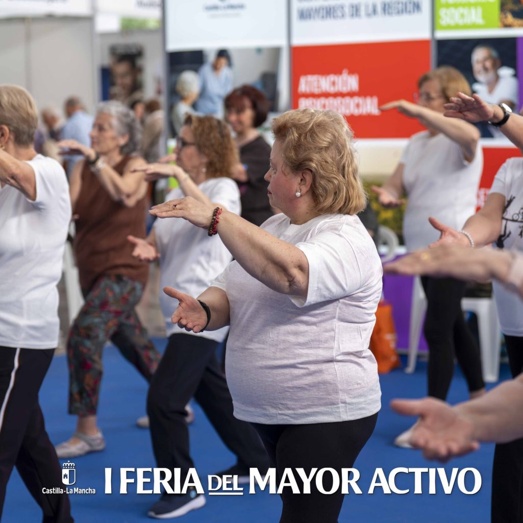 Taller de ejercicio físico para mayores en la feria.