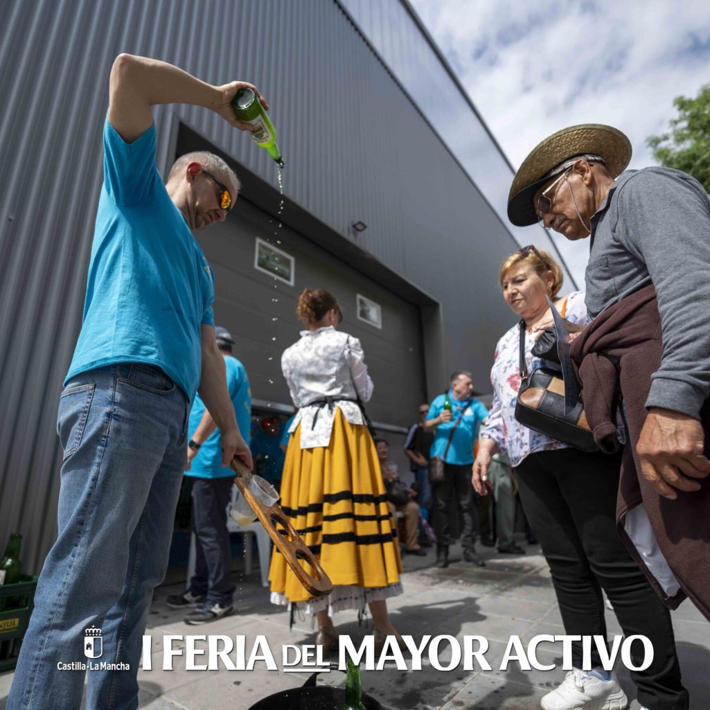 Demostración de tradiciones populares en el exterior de la feria.