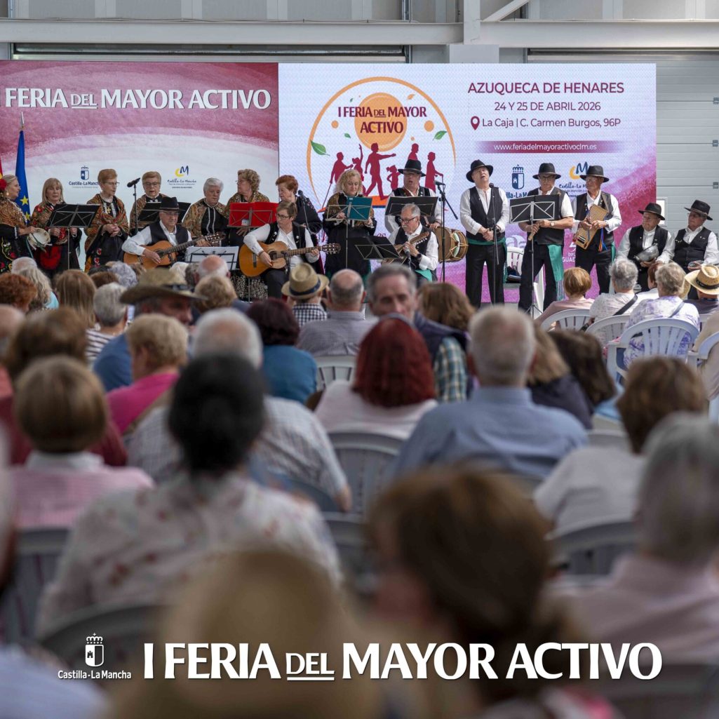 Actuación musical frente al público de la Feria del Mayor.