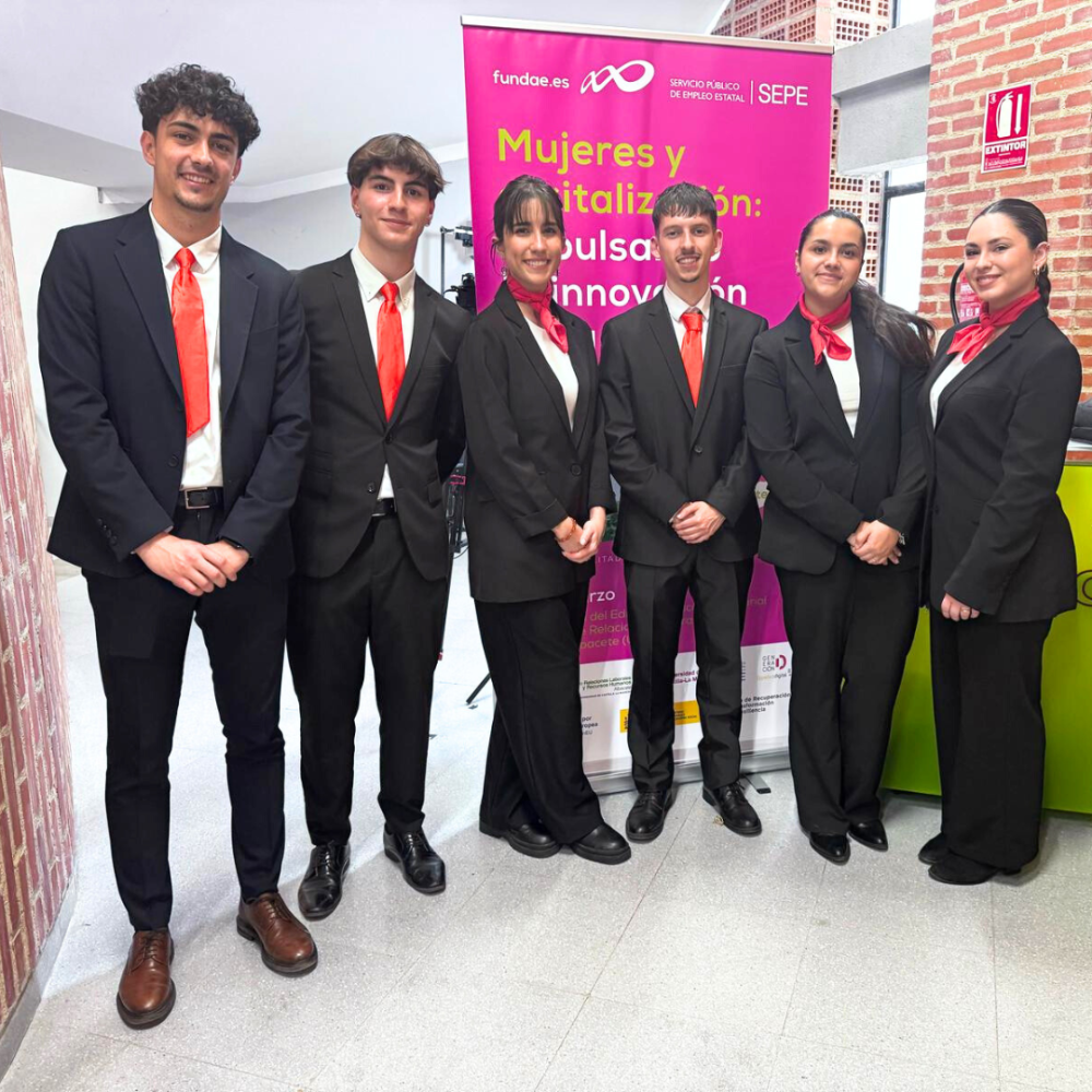 Equipo de azafatos y azafatas en el evento de Mujeres y Digitalización de Fundae y el SEPE.